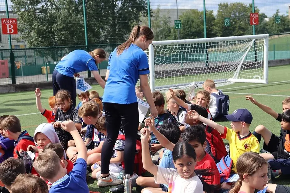 uSports coaches with a group of children at the Bracknell camp